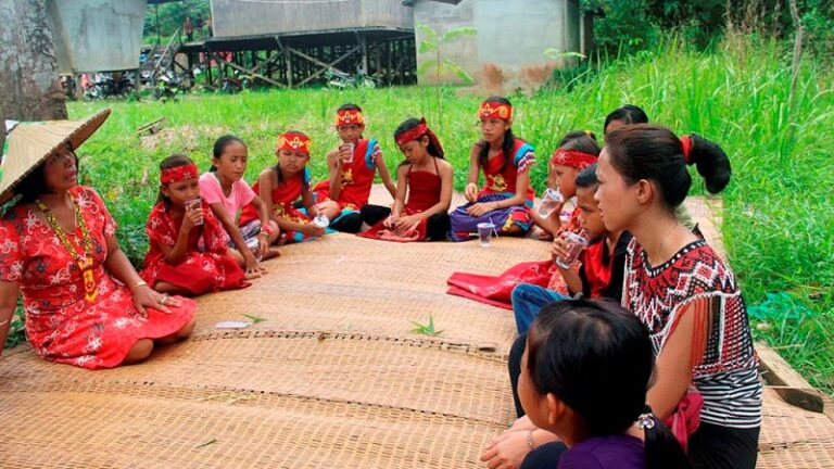 Sekolah Adat di Indonesia